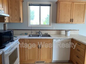 815 Thompson Rd in Kelowna, BC - Building Photo - Building Photo