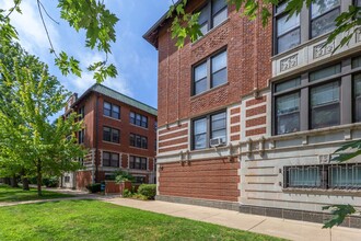 5326-5336 S. Greenwood Avenue in Chicago, IL - Foto de edificio - Building Photo