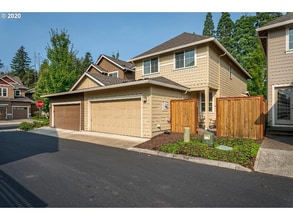 10528 NE Gateway St in Hillsboro, OR - Foto de edificio - Building Photo