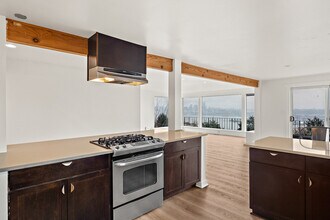 2410 37th Ave SW in Seattle, WA - Building Photo - Building Photo