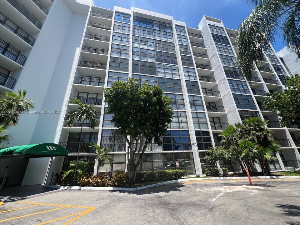 1000 Parkview Dr in Hallandale Beach, FL - Building Photo