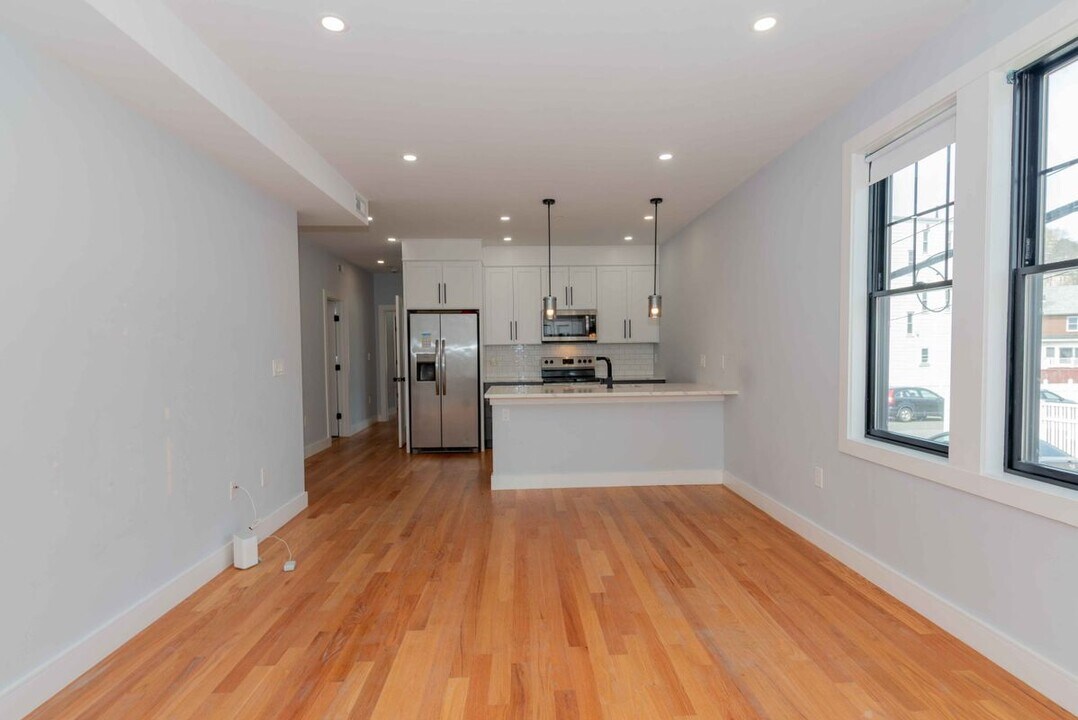 8 Ford St in Boston, MA - Building Photo