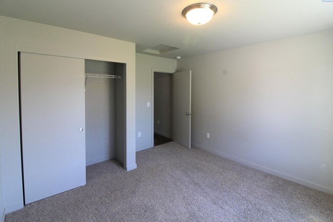 605 Cedar Ave in Pasco, WA - Foto de edificio - Building Photo