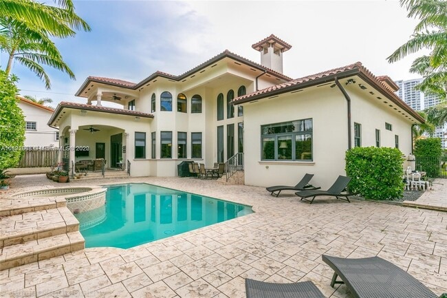 19141 N Bay Rd in Sunny Isles Beach, FL - Foto de edificio - Building Photo
