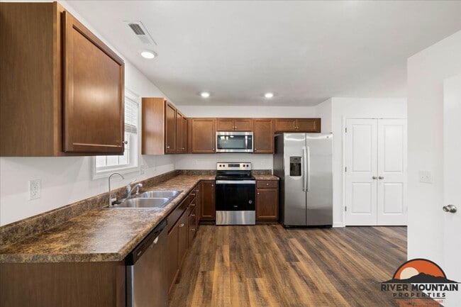 186 Redwood Dr in Pembroke, VA - Building Photo - Building Photo