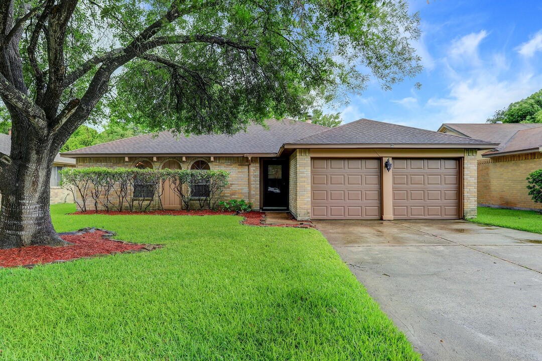 17110 Stone Stile Dr in Friendswood, TX - Building Photo