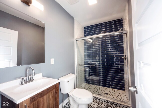 3157 E Washington St in Indianapolis, IN - Foto de edificio - Building Photo