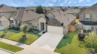 11235 Stirton Dr in Tomball, TX - Building Photo