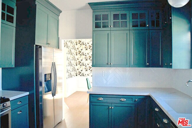 137 1/2 N Harper Ave in Los Angeles, CA - Building Photo - Building Photo