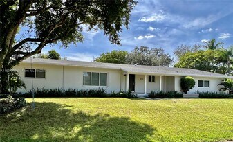 5800 SW 100th St in Pinecrest, FL - Building Photo