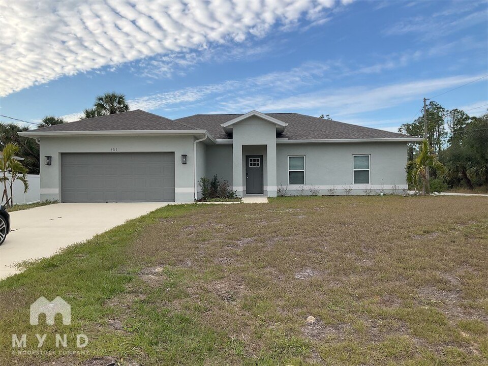 3717 Uriah St in North Port, FL - Building Photo