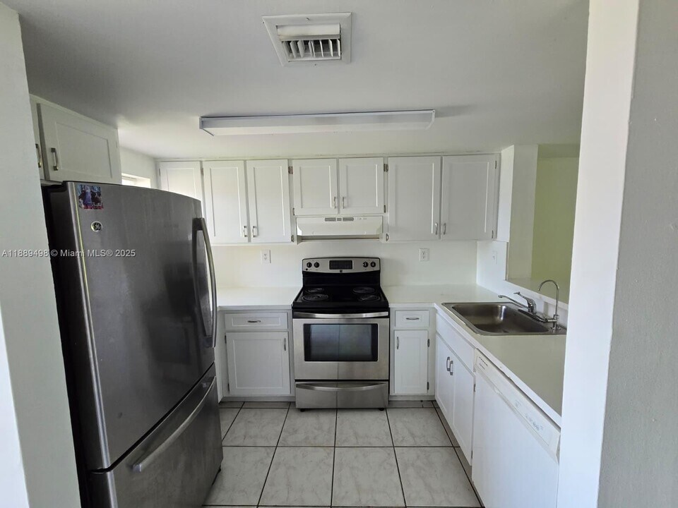 2500 NW 28th St in Miami, FL - Building Photo