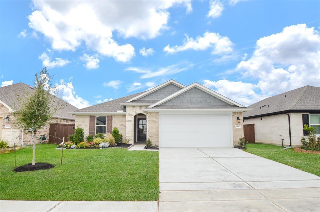 2307 Gentle Breeze Ln in Mont Belvieu, TX - Building Photo