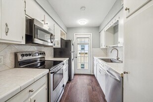 2744 Briarhurst Dr, Unit 16 in Houston, TX - Building Photo