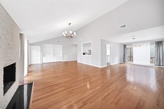 2239 Kinbrook Dr in Houston, TX - Foto de edificio - Building Photo