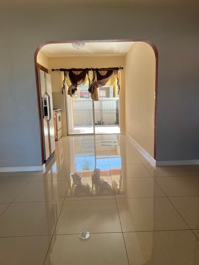 17290 NE 4th Ct in North Miami Beach, FL - Foto de edificio - Building Photo