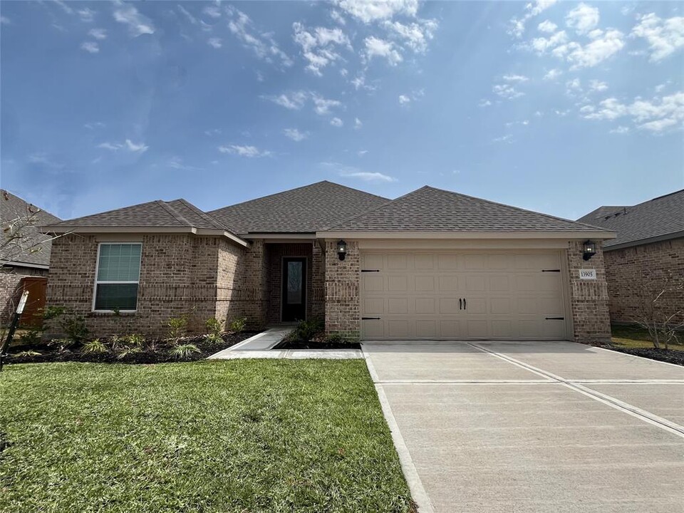13905 Starboard Reach Dr in Texas City, TX - Building Photo