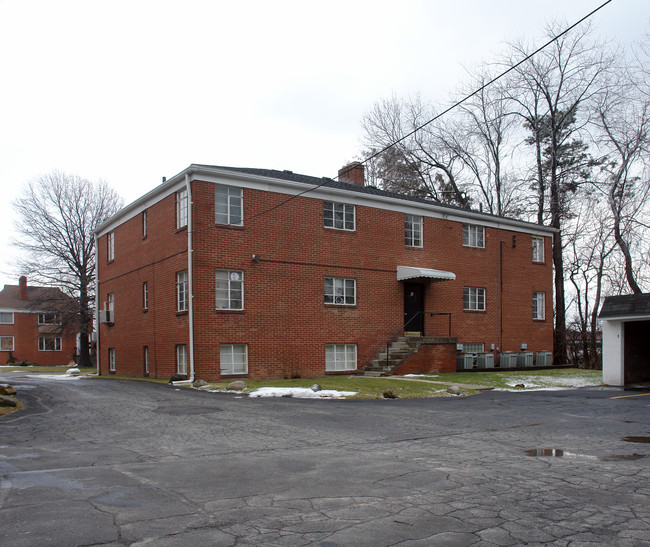 38 N Pershing Ave in Akron, OH - Foto de edificio - Building Photo