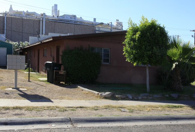 1301-1325 N 50th St in Phoenix, AZ - Foto de edificio - Building Photo