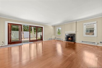 25 Indian Harbor Dr in Greenwich, CT - Building Photo - Building Photo