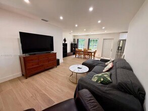 15800 NE 15th Ave in North Miami Beach, FL - Building Photo - Building Photo