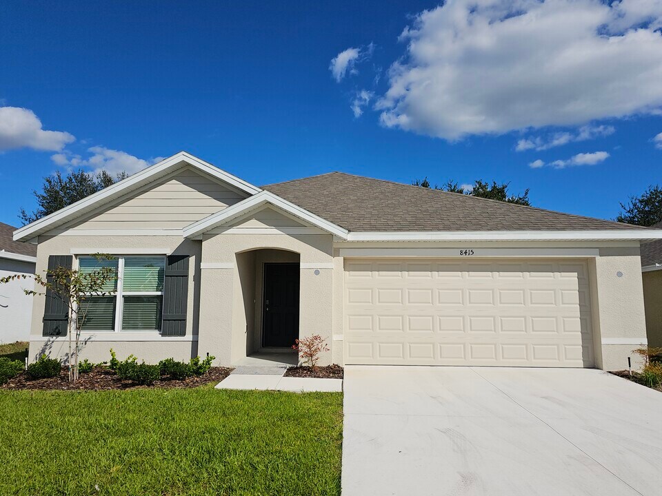 8415 Clearway Dr in Wildwood, FL - Foto de edificio