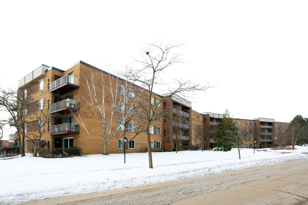 Willow Creek Condominiums in Palatine, IL - Building Photo