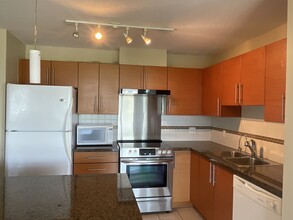 2225 Holdom Av in Burnaby, BC - Building Photo - Building Photo