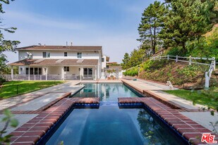 10821 Savona Rd in Los Angeles, CA - Building Photo