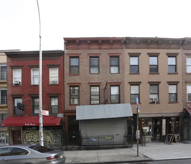 303 Bedford Ave in Brooklyn, NY - Building Photo - Building Photo