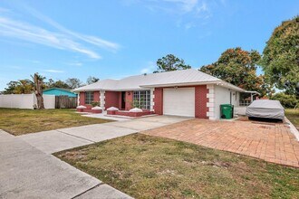 388 E Prima Vista Blvd in Port St. Lucie, FL - Foto de edificio - Building Photo