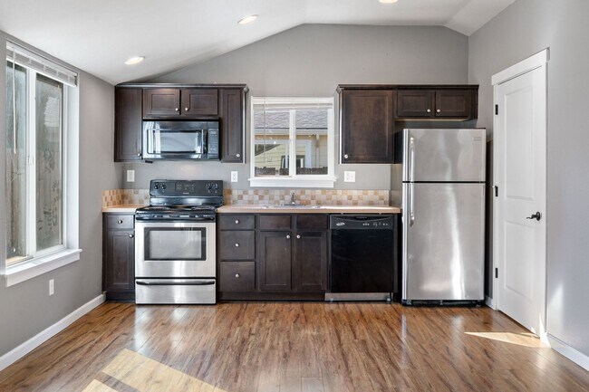 3831 NE 82nd Ave-Unit -Unit B in Portland, OR - Foto de edificio - Building Photo