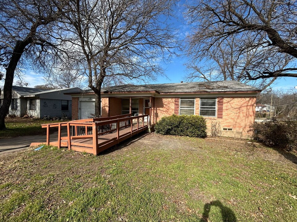 2589 Springvale Ln in Farmers Branch, TX - Foto de edificio