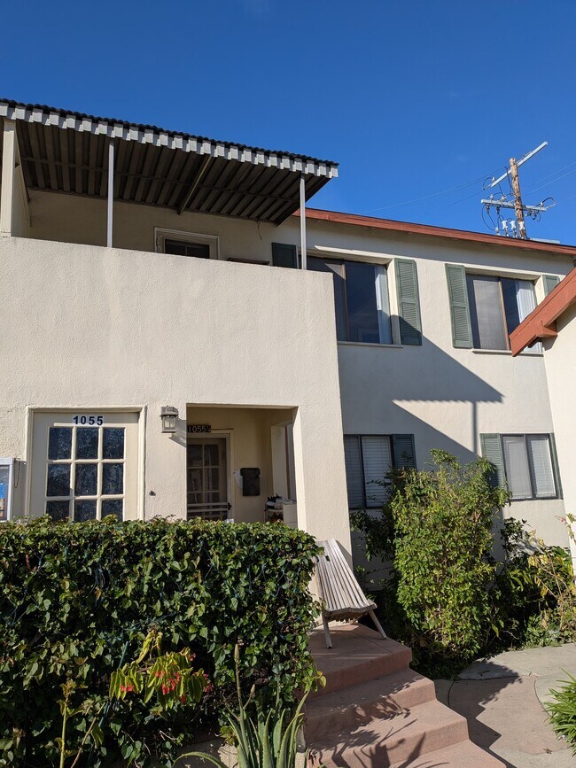 1055 N Ardmore Ave in Los Angeles, CA - Building Photo - Building Photo