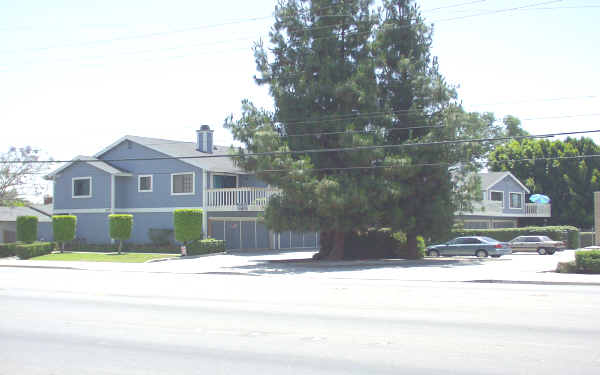 916 W Duarte Rd in Monrovia, CA - Foto de edificio - Building Photo