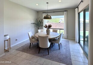 2827 E Los Gatos Dr in Phoenix, AZ - Building Photo - Building Photo