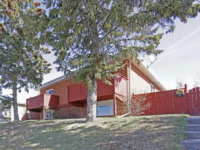 816 Mcneill Rd NE in Calgary, AB - Building Photo - Building Photo