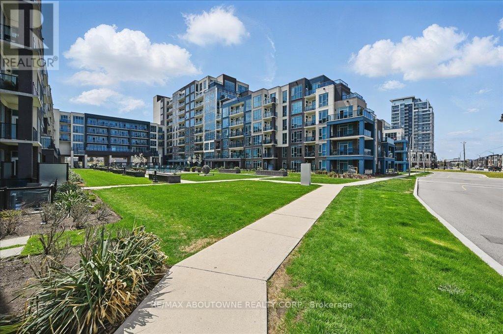 16-116 Concord Pl in Grimsby, ON - Building Photo