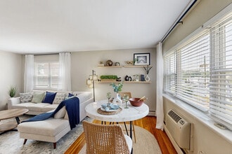 The Crossings at Menlo Park in Edison, NJ - Building Photo - Building Photo