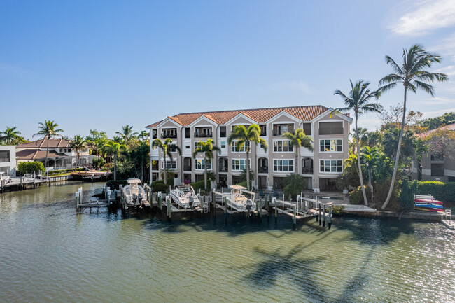 Vanderbilt Lagoon Villas Condominium in Naples, FL - Building Photo - Building Photo