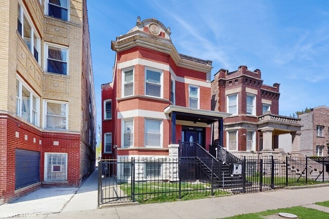 property at 1422 S Avers Ave