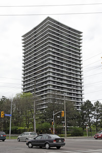 135 Antibes Dr in Toronto, ON - Building Photo - Building Photo