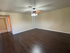 8410 Eldora Ave in Las Vegas, NV - Building Photo - Building Photo