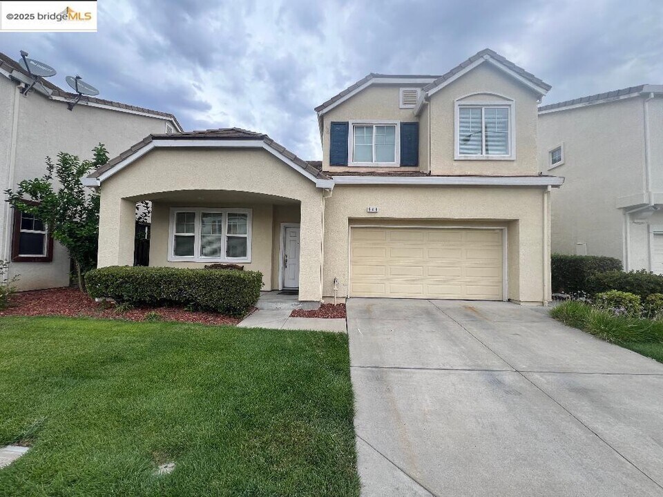 948 Cape May Dr in Pittsburg, CA - Foto de edificio