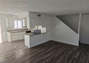 5235 Gray Ln in Las Vegas, NV - Building Photo - Building Photo