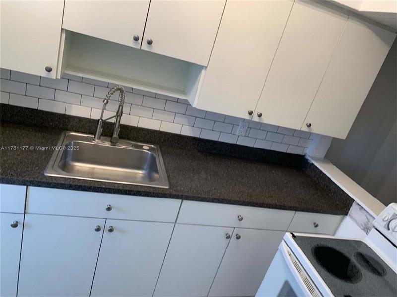 980 NE 169th St in Miami, FL - Building Photo