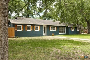 621 Hackberry St in Seguin, TX - Building Photo
