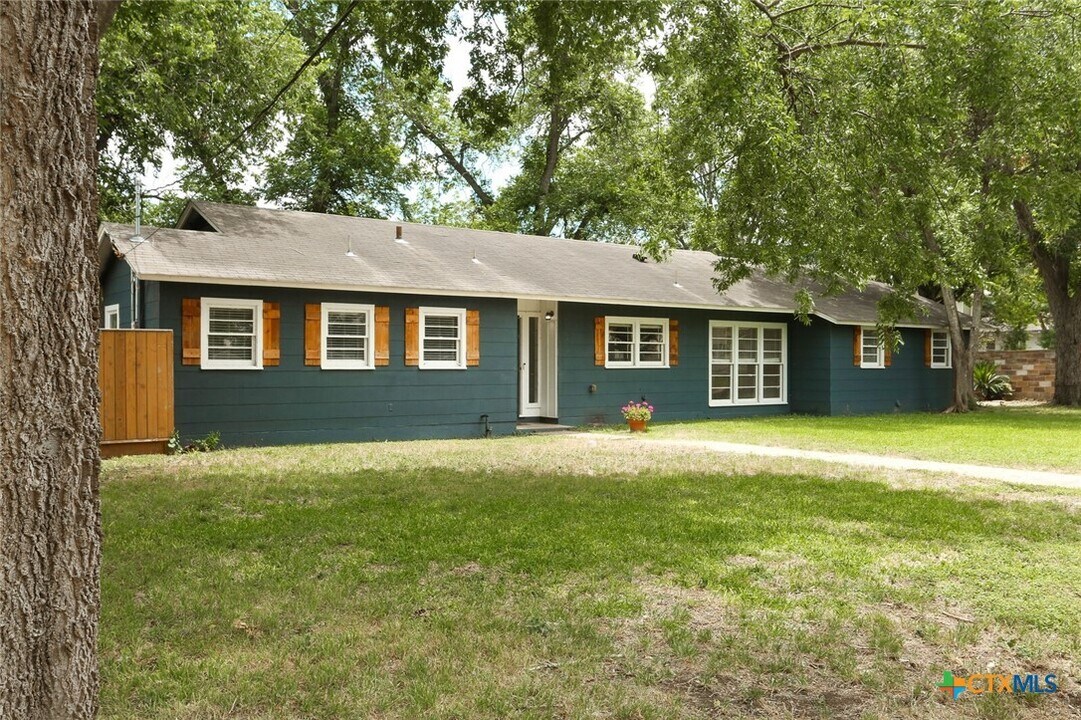 621 Hackberry St in Seguin, TX - Building Photo