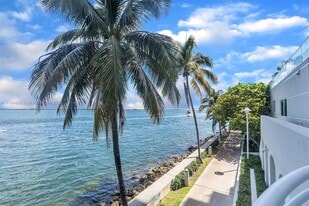 800 Claughton Island Dr in Miami, FL - Building Photo