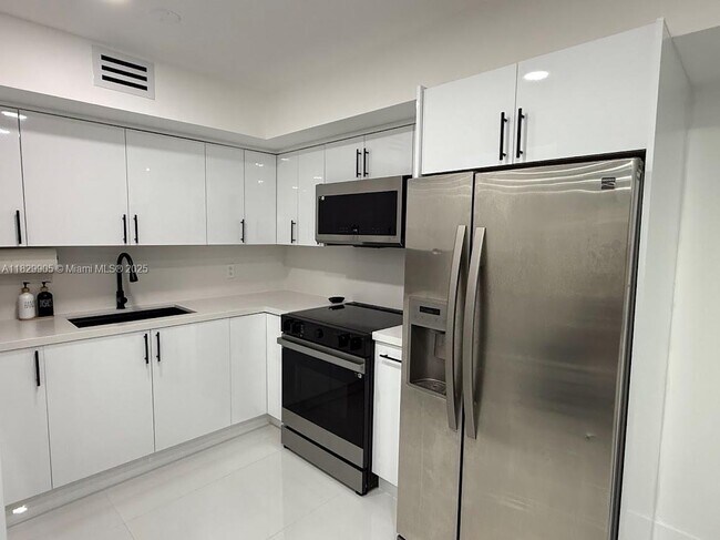 6070 W 19th Ave in Hialeah, FL - Building Photo - Building Photo